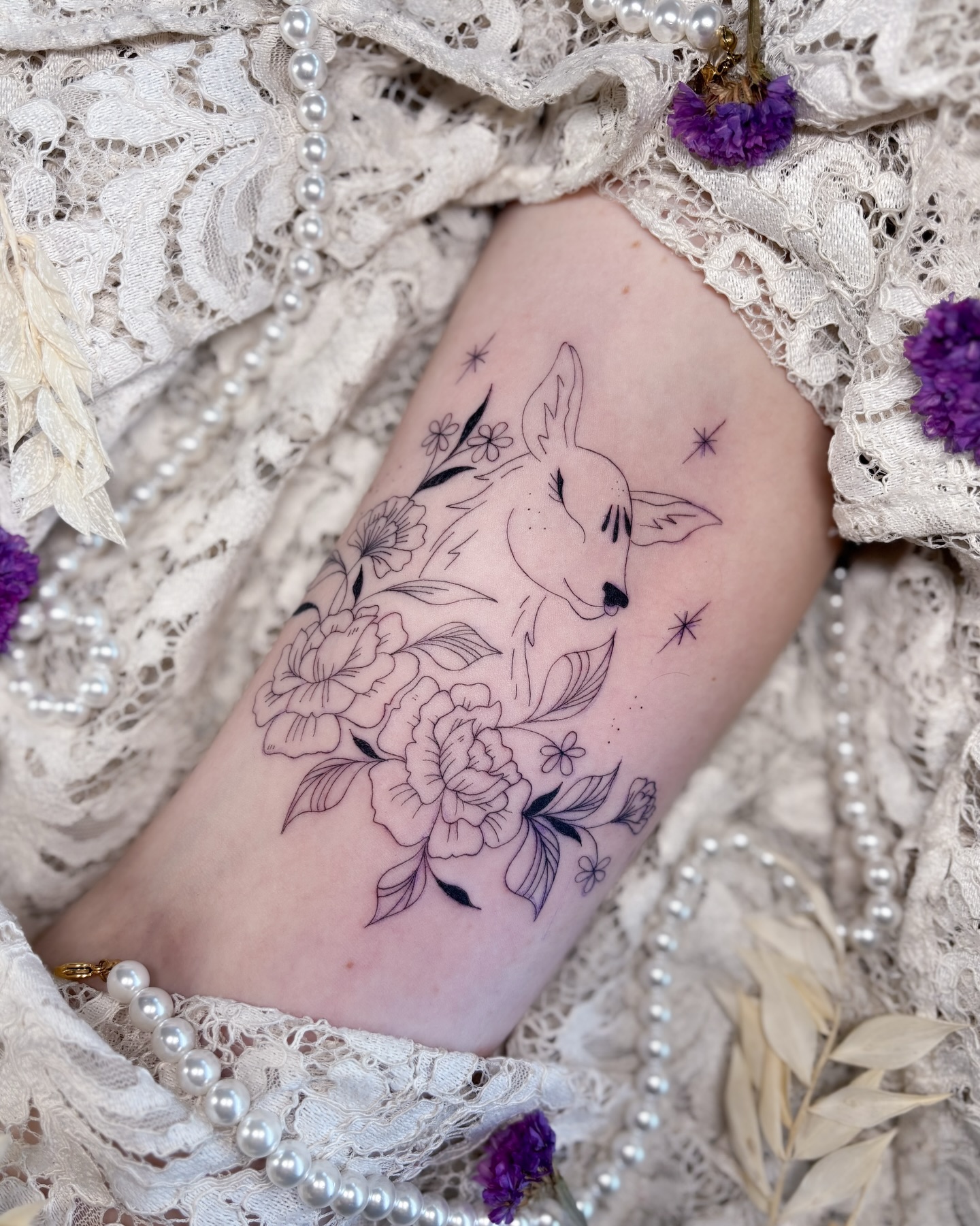 Tatouage fine line floral avec papillon, Nantes