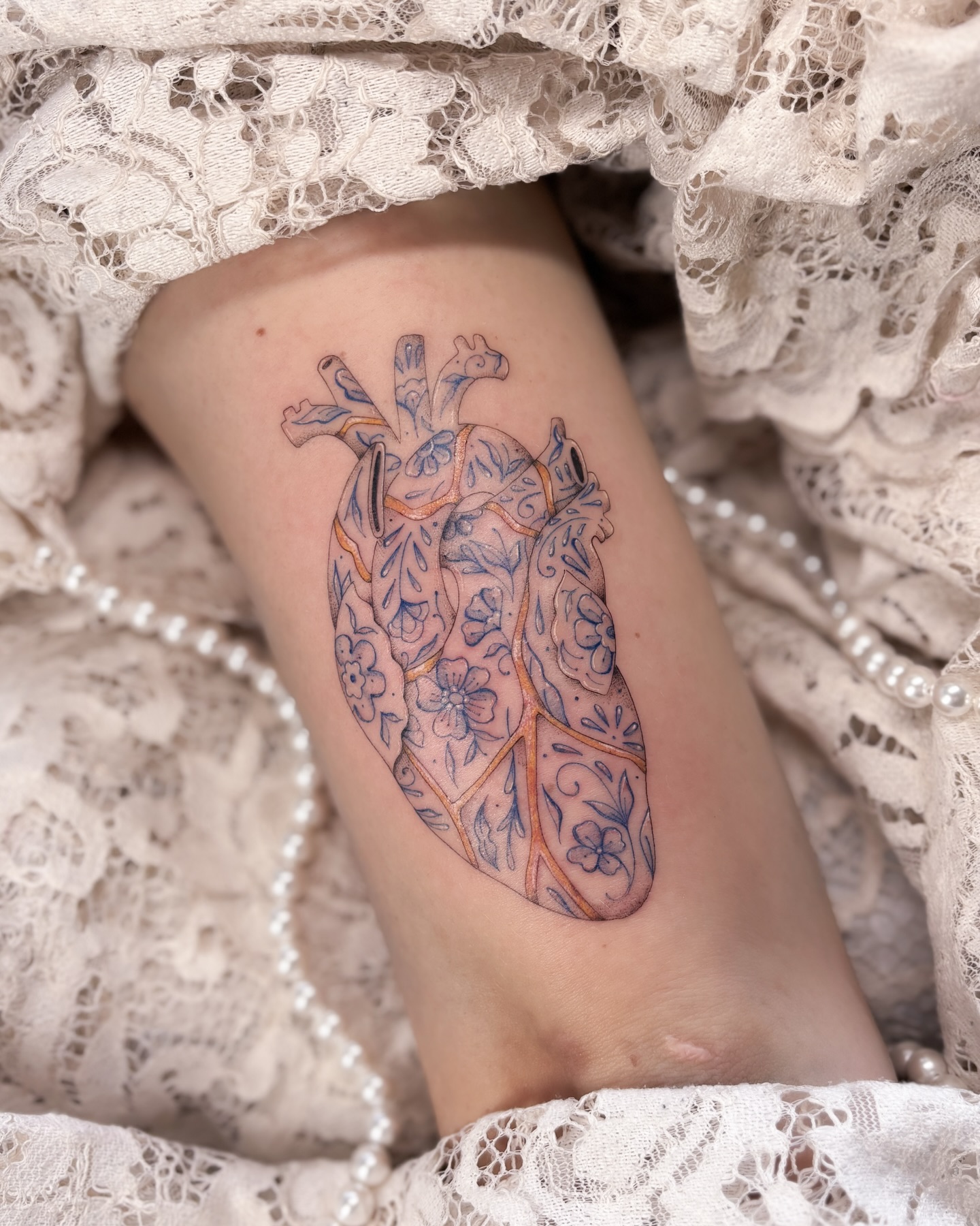 Tatouage fine line pivoines sur bras