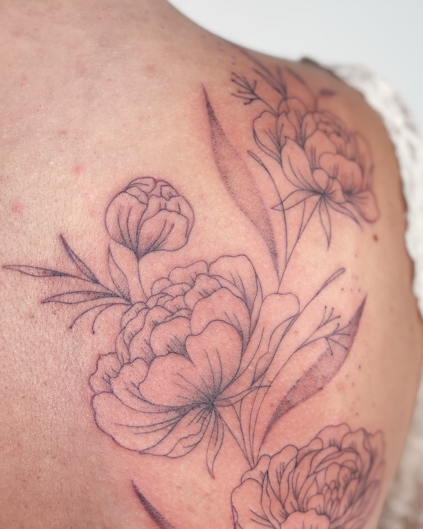 Tatouage floral fluide dans le dos