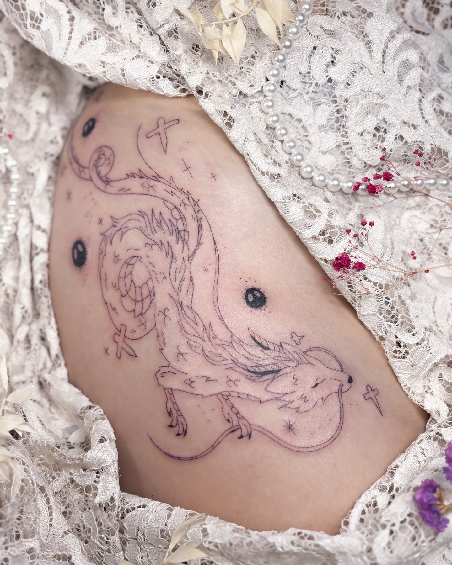 Tatouage fine line floral sur jambe