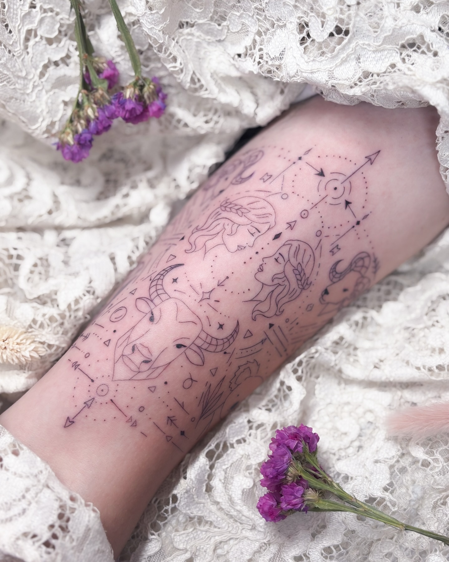 Tatouage fine line floral délicat